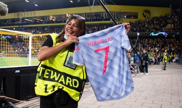 开云体育官方网站-被C罗闷中女保安获赠他7号球衣 7年前曾跟他对骂