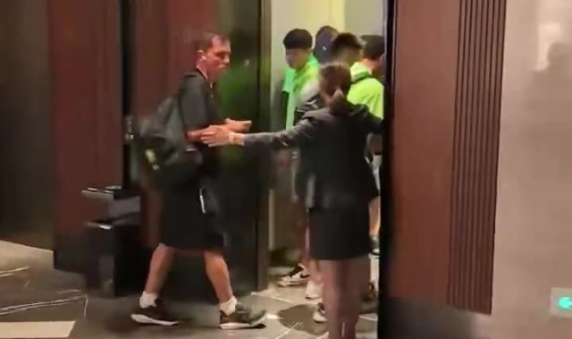 开云官方网站-📹王刚张玉宁遭球迷挑衅 冲出电梯激烈理论全程记录