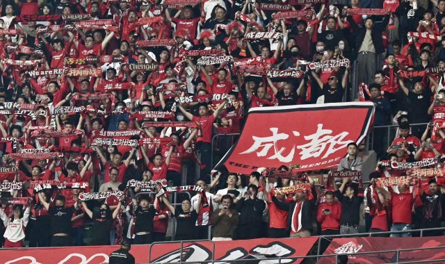 开云登录入口-2400名成都“远征军”吼出“万人气势”，成都蓉城客场2比1绝杀北京国安！