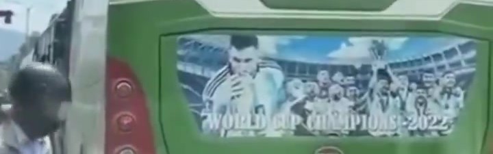 忠实拥趸！一位球迷在堵车时擦拭大巴上的梅西海报，清理灰尘