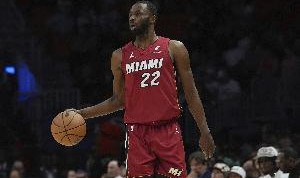 科尔：维金斯是我最喜欢的球员之一 希望他别在我们头上砍下42分