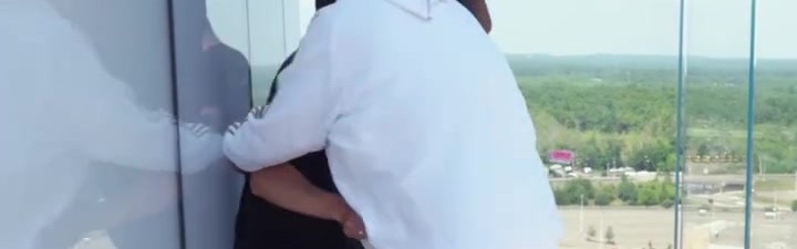 真恐高！孙兴慜在高处看体育场不停往后退，慢慢探着身子看